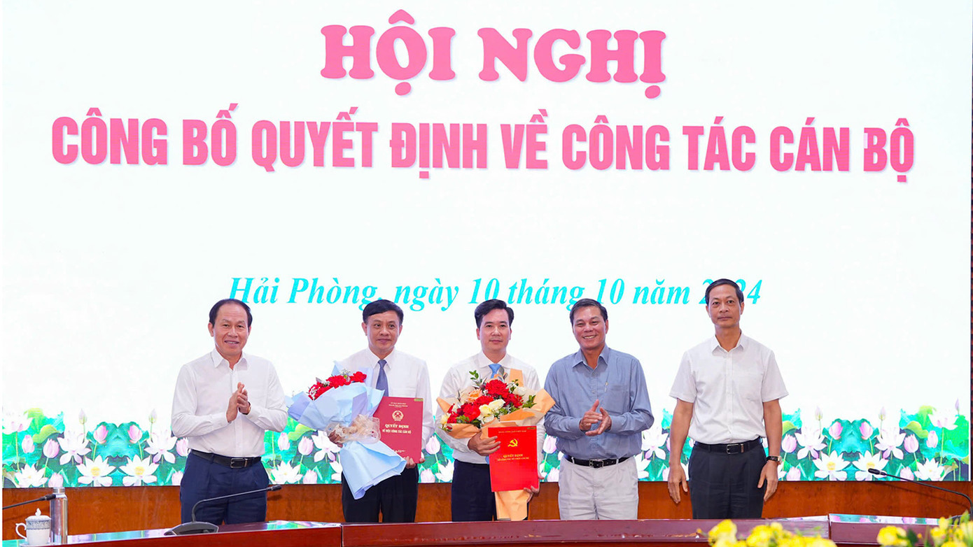 Thường trực Thành ủy Hải Phòng trao quyết định, tặng hoa chúc mừng tân Giám đốc Sở Nội vụ và Phó Trưởng Ban Tổ chức Thành ủy.