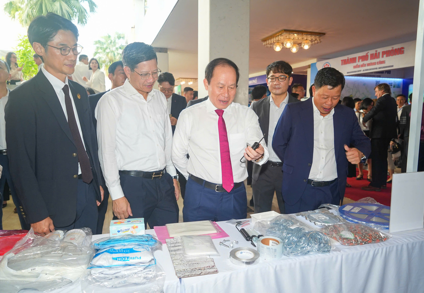 Lãnh đạo TP Hải Phòng và đại biểu tham quan không gian trưng bày sản phẩm của các doanh nghiệp FDI trên địa bàn. Lãnh đạo TP Hải Phòng và đại biểu tham quan không gian trưng bày sản phẩm của các doanh nghiệp FDI trên địa bàn.