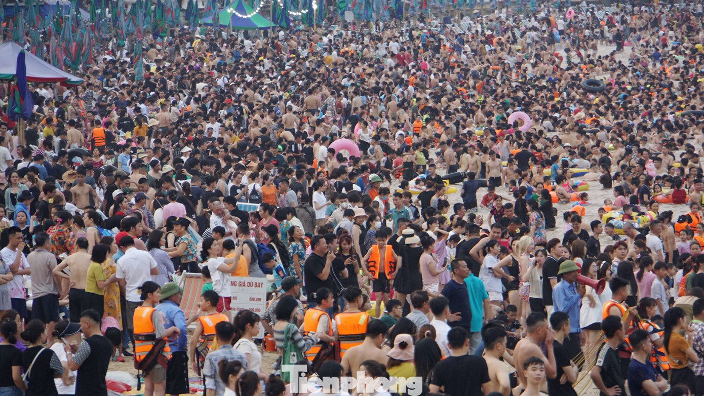 "Hết lượt khách này đến lượt khách khác, dòng người cứ ùn ùn ra bãi tắm truyền thống. Bên cạnh ghế và ô che nắng, cứ khu vực nào trống là có người vui chơi, tắm biển", chị Mai nói.