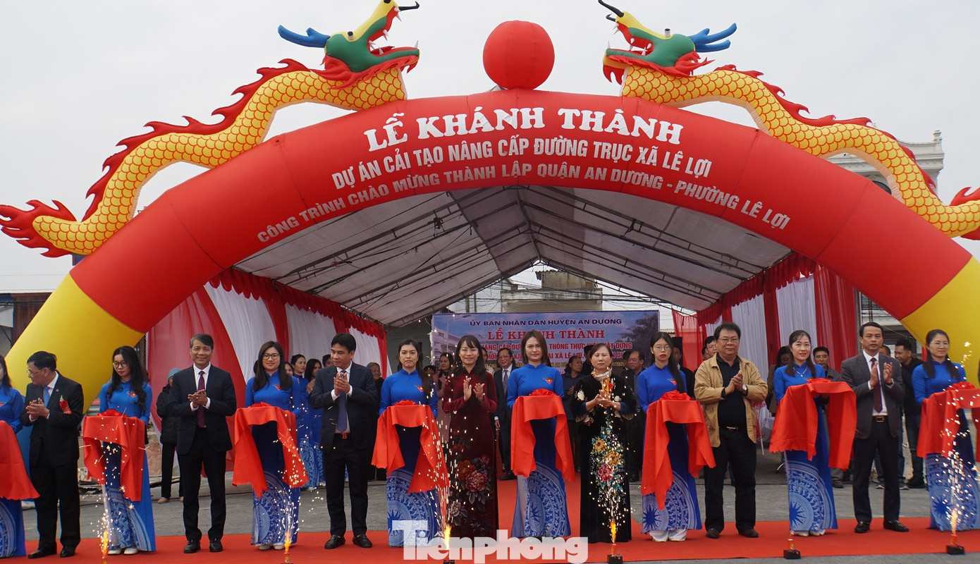 Các đại biểu cắt băng khánh thành Dự án cải tạo nâng cấp đường trục xã Lê Lợi, huyện An Dương.