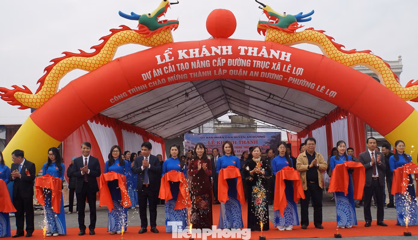 Các đại biểu cắt băng khánh thành Dự án cải tạo nâng cấp đường trục xã Lê Lợi, huyện An Dương.