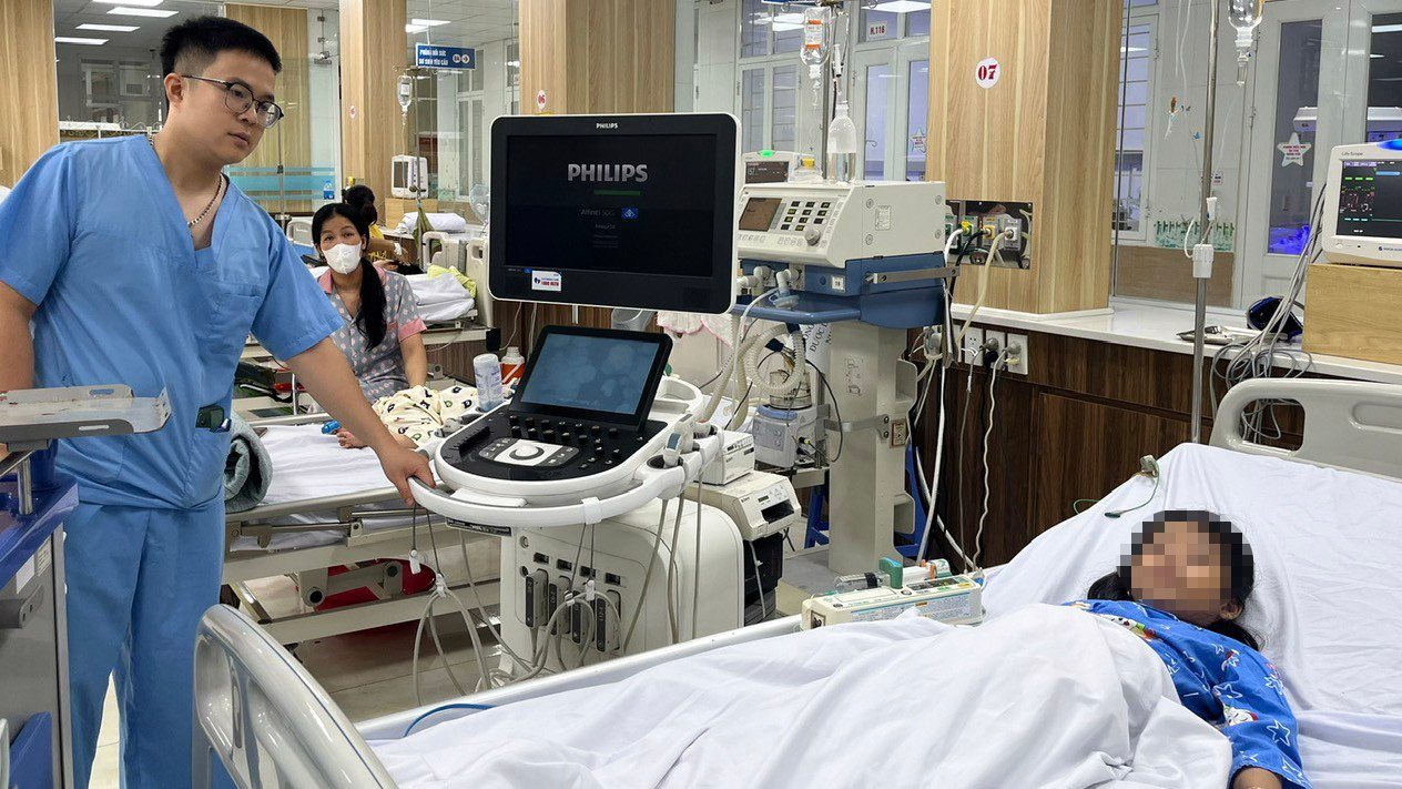 Hai bệnh nhi được điều trị tại Bệnh viện Nhi Đức Hải Phòng với hàng chục vết ong đốt. Hai bệnh nhi được điều trị tại Bệnh viện Nhi Đức Hải Phòng với hàng chục vết ong đốt.