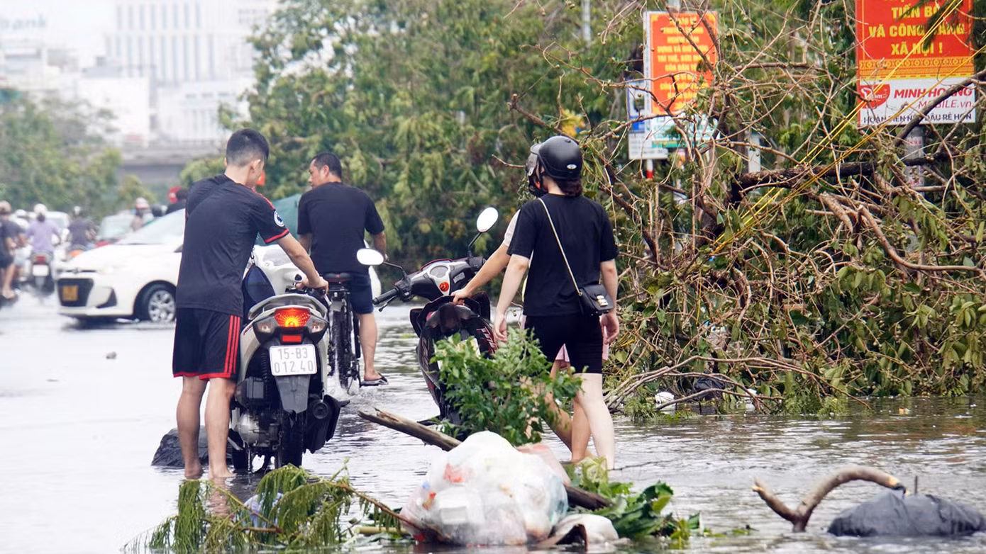 Nhiều xe bị chết máy khi di chuyển qua các điểm ngập lụt.