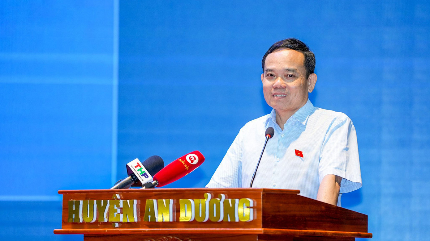 Phó Thủ tướng Trần Lưu Quang trao đổi với các kiến nghị của cử tri. Phó Thủ tướng Trần Lưu Quang trao đổi với các kiến nghị của cử tri.