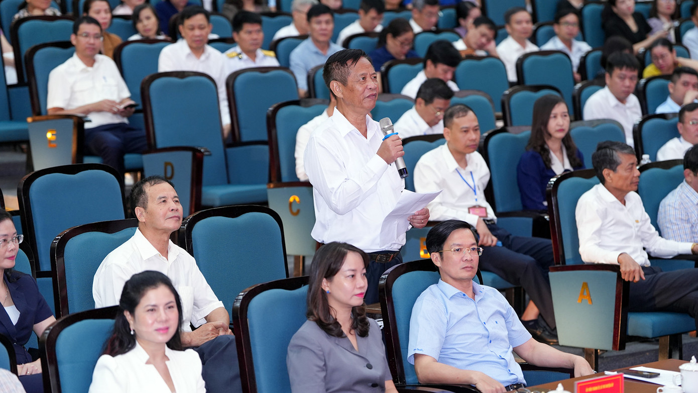 Cử tri huyện An Dương tham gia một số ý kiến tại buổi tiếp xúc. Cử tri huyện An Dương tham gia một số ý kiến tại buổi tiếp xúc.