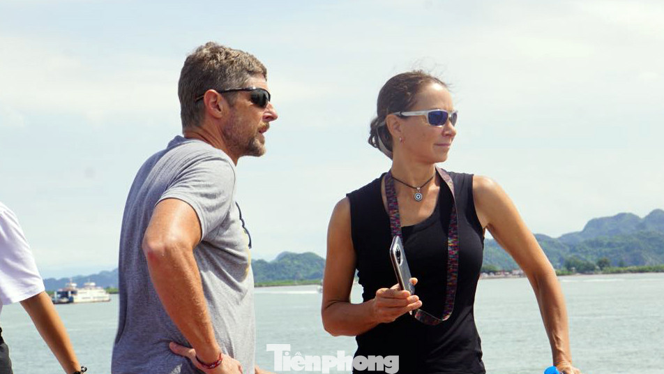 Du khách nước ngoài tham quan trên vịnh Lan Hạ, Cát Hải, Hải Phòng.