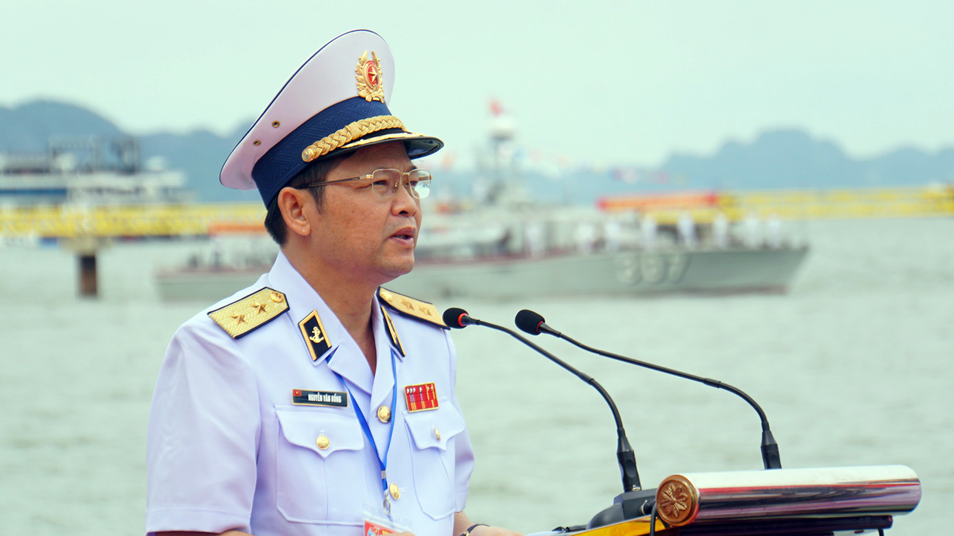 Trung tướng Nguyễn Văn Bổng - Bí thư Đảng ủy, Chính ủy Hải quân Nhân dân Việt Nam ôn lại chiến công của các thế hệ cha anh. (Ảnh: Minh Ngọc)