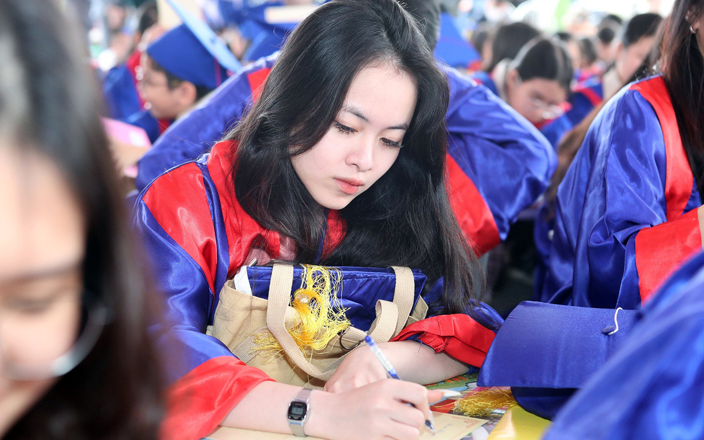 Một nữ sinh Trường THPT Kiến Thụy bày tỏ rất phấn khởi và cảm thấy vui khi được cùng các bạn dự lễ khai bút đầu xuân. Nữ sinh cũng chia sẻ mong muốn, nguyện vọng có kết quả học tập, thi cử tốt trong năm 2024.