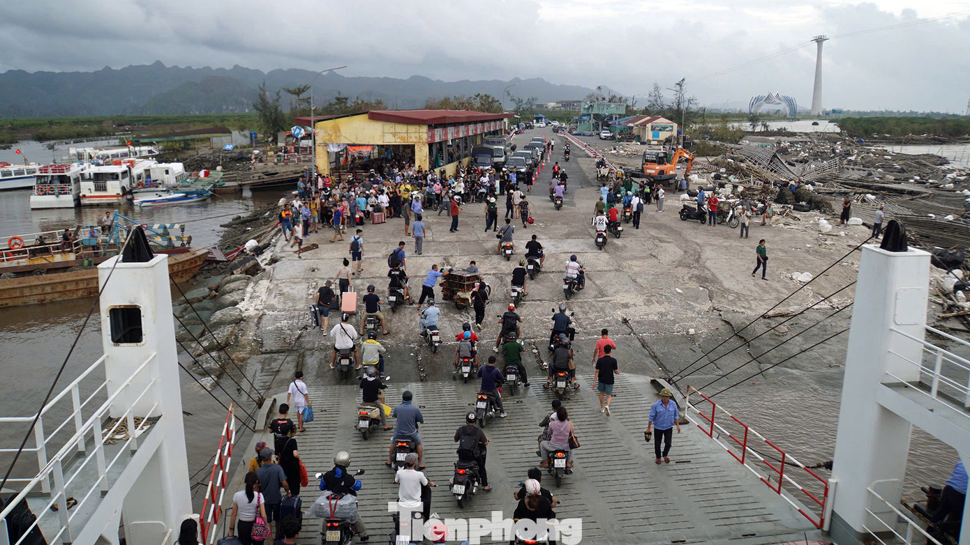 Chuyến phà đầu tiên chiều 9/9 chở người dân ra đảo Cát Bà sau nhiều ngày cấm biển, mất kết nối với đất liền.