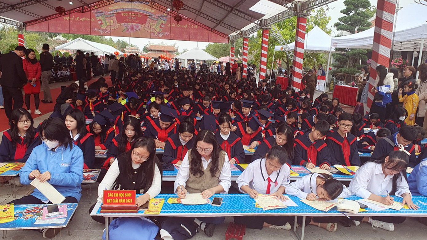 Hơn 700 em học sinh tại Hải Phòng dự Lễ hội khai bút đầu Xuân tại Khu tưởng niệm Vương triều Mạc, thuộc địa phận xã Ngũ Đoan (huyện Kiến Thụy, thành phố Hải Phòng).