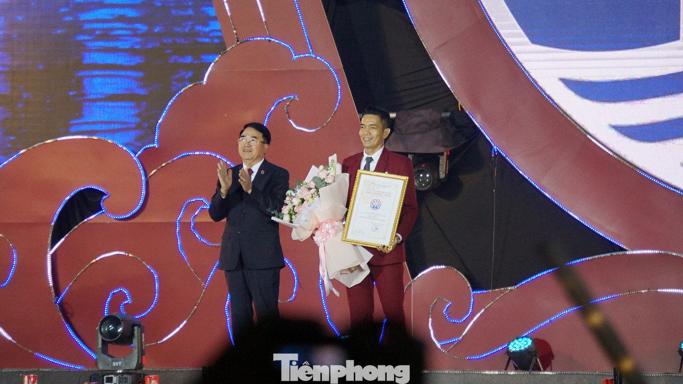 Ông Lê Khắc Nam - Phó Chủ tịch UBND TP Hải Phòng trao giải biểu tượng thành phố cho tác giả.