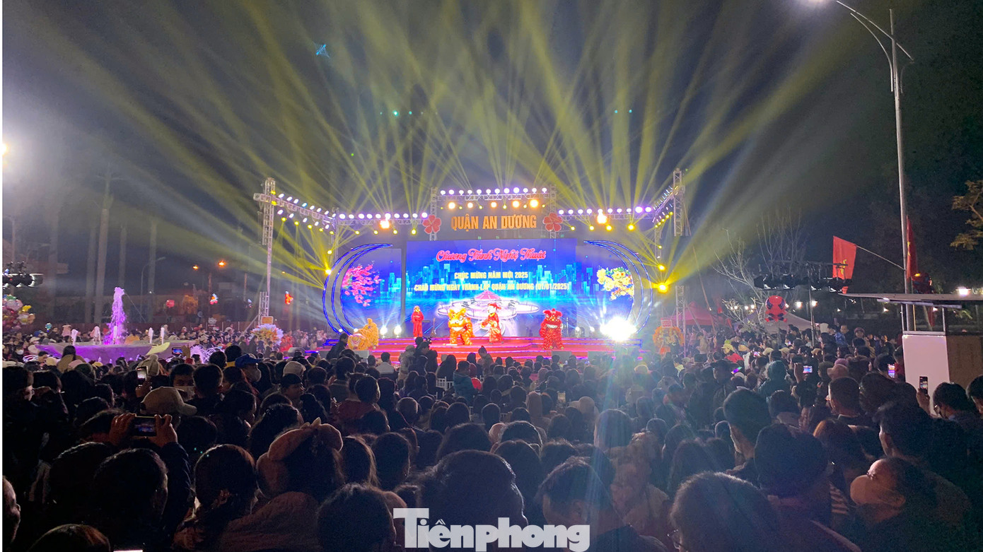 Cũng trong đêm 31/12, Quận An Dương tổ chức chương trình nghệ thuật từ 20h phục vụ nhân dân, du khách chào đón năm mới. Chương trình được tổ chức cùng dịp huyện An Dương chính thức trở thành đơn vị hành chính cấp quận kể từ 1/1/2025.