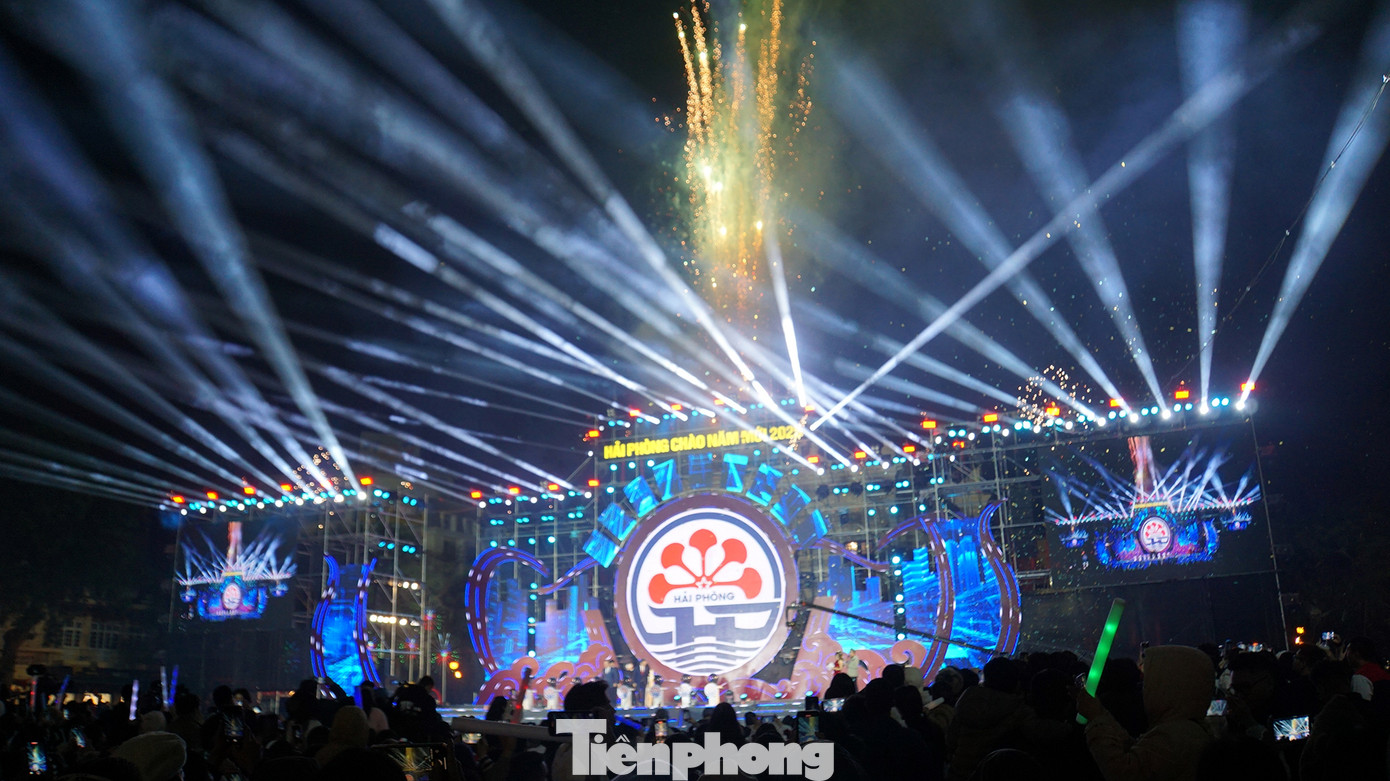 Cũng trong đêm 31/12/2024, TP Hải Phòng tổ chức Lễ trao giải, công bố biểu tượng thành phố Hải Phòng. Biểu tượng Hải Phòng với hình ảnh sóng biển, cánh hoa phượng, ngôi sao 5 cánh, cảng biển... kết hợp đầy đủ các yếu tố về văn hóa, kinh tế - xã hội đặc trưng nhất thành phố cảng.