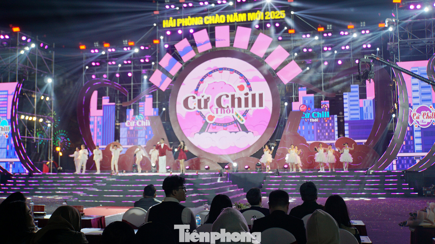 Đêm nhạc hội chào đón năm mới tại Hải Phòng có sự tham gia của nhiều ca sĩ, nhóm nhảy. Các tiết mục sôi động, trẻ trung, thu hút khán giả.