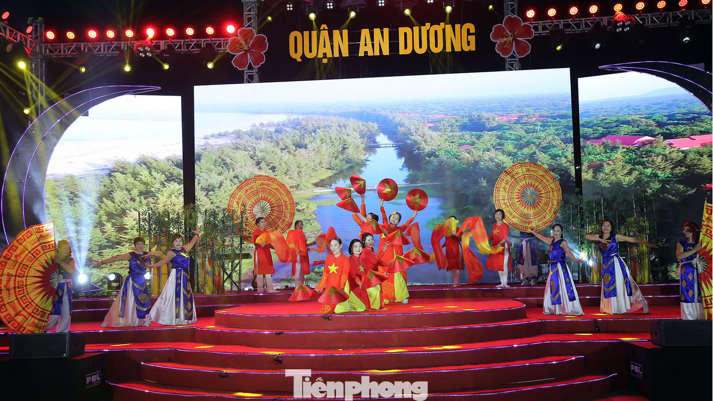 Nhiều tiết mục văn hóa, biểu diễn về hình ảnh con người, vùng đất An Dương truyền thống đang chuyển mình phát triển đô thị xanh, thông minh.