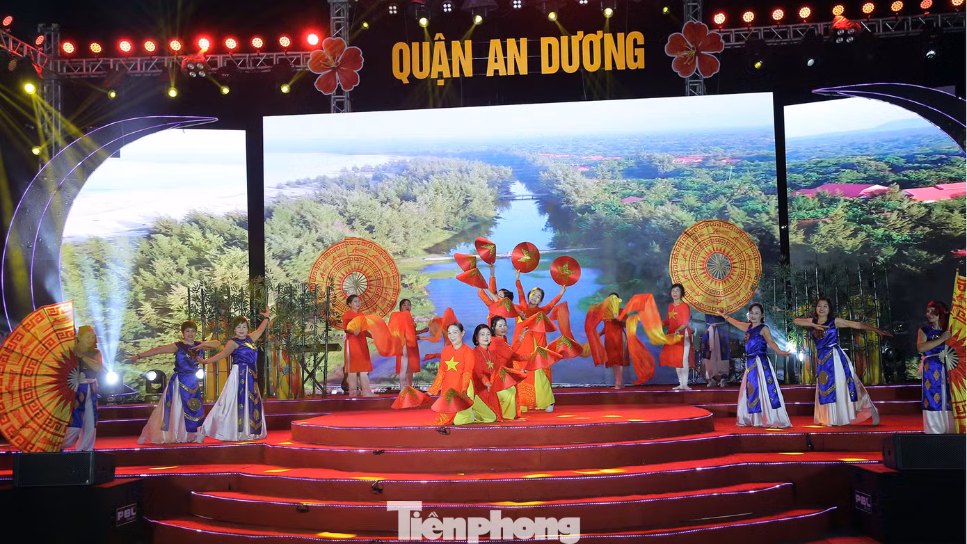 Nhiều tiết mục văn hóa, biểu diễn về hình ảnh con người, vùng đất An Dương truyền thống đang chuyển mình phát triển đô thị xanh, thông minh.