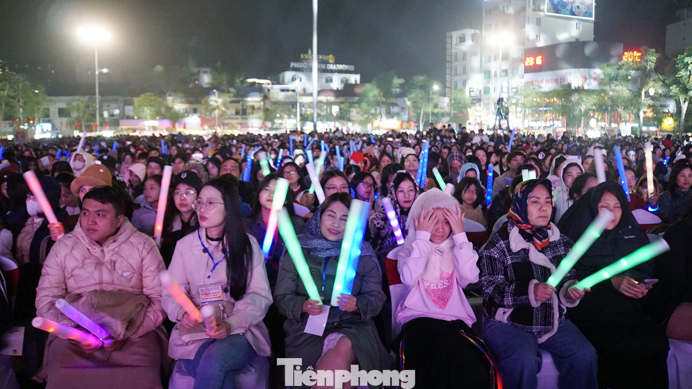 Khán giả cuồng nhiệt hò reo, cổ vũ các tiết mục biểu diễn, đếm ngược chào năm mới 2025.