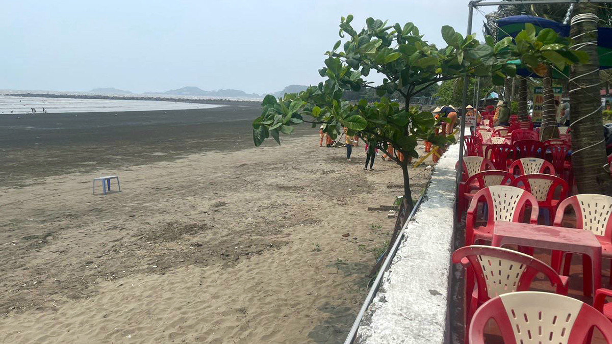 Ngay sau khi huy động hơn 200 người, bãi tắm 295 Đồ Sơn đã được dọn dẹp sạch rác và rong biển.