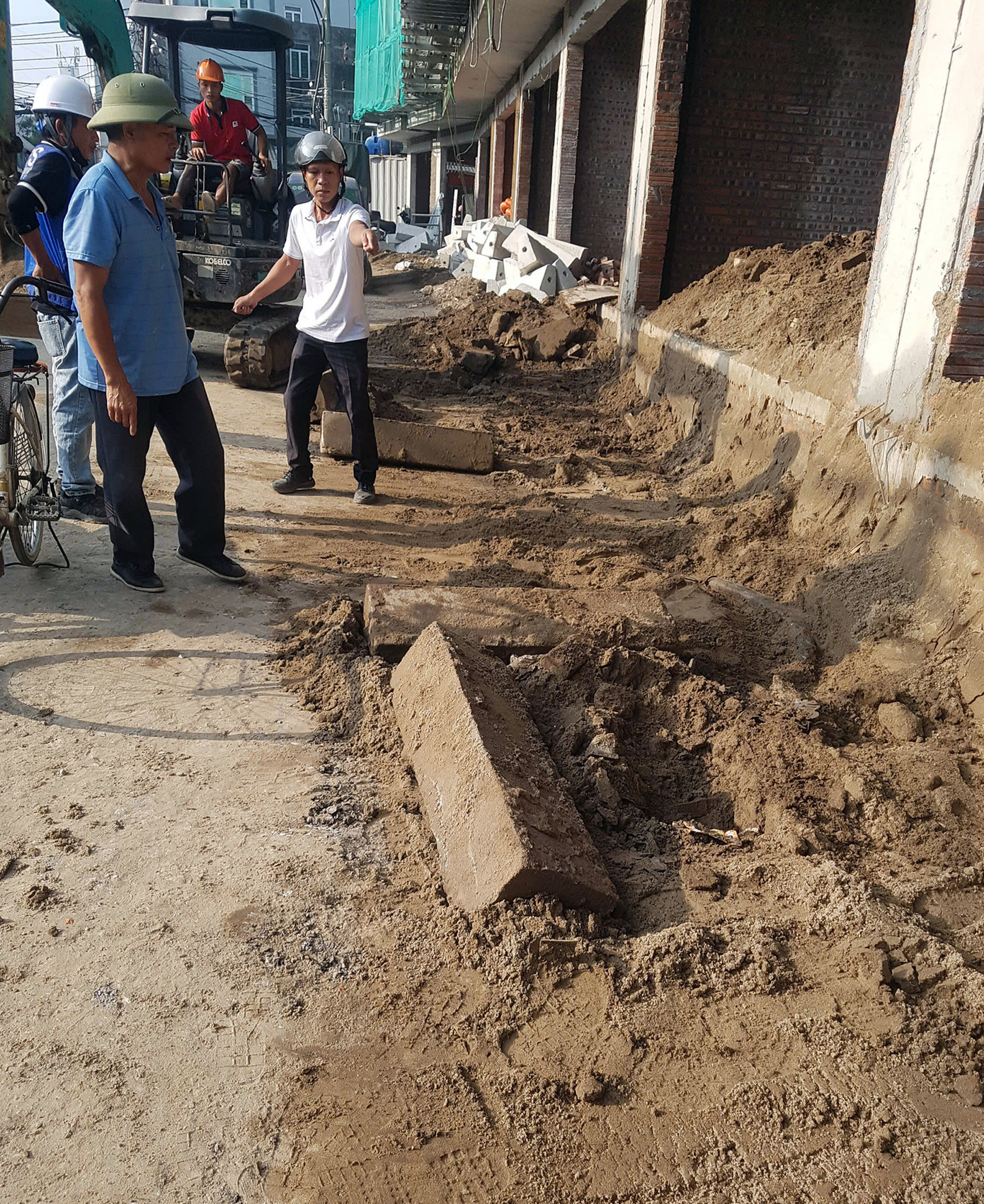 Người dân bức xúc vì vỉa hè cũ có dấu hiệu bị chiếm dụng lòng đường ngõ 440 Chợ Hàng.