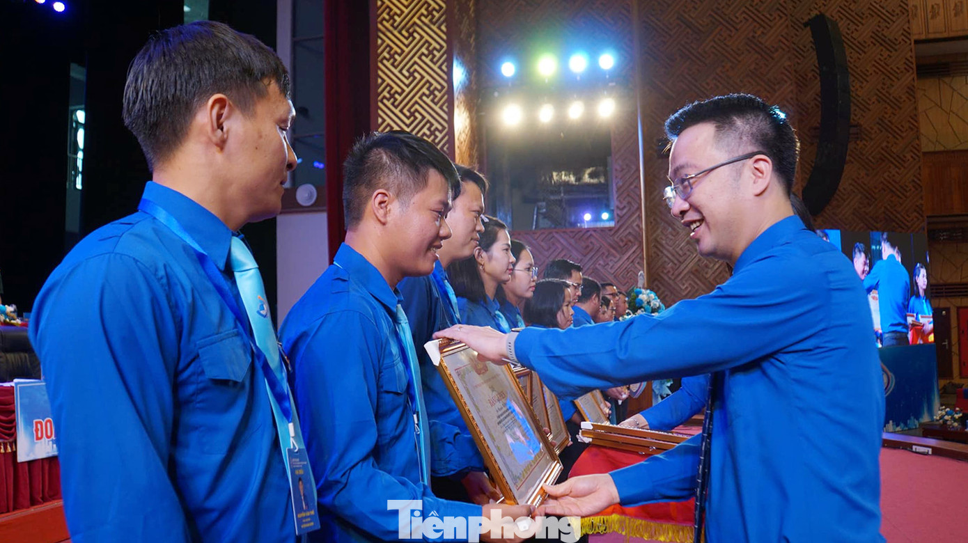 Dịp này, Trung ương Hội LHTN Việt Nam đã quyết định tặng bằng khen cho các tập thể, cá nhân có thành tích xuất sắc trong công tác Hội và phong trào thanh niên tỉnh Hải Dương nhiệm kỳ 2019-2024. Dịp này, Trung ương Hội LHTN Việt Nam đã quyết định tặng bằng khen cho các tập thể, cá nhân có thành tích xuất sắc trong công tác Hội và phong trào thanh niên tỉnh Hải Dương nhiệm kỳ 2019-2024.