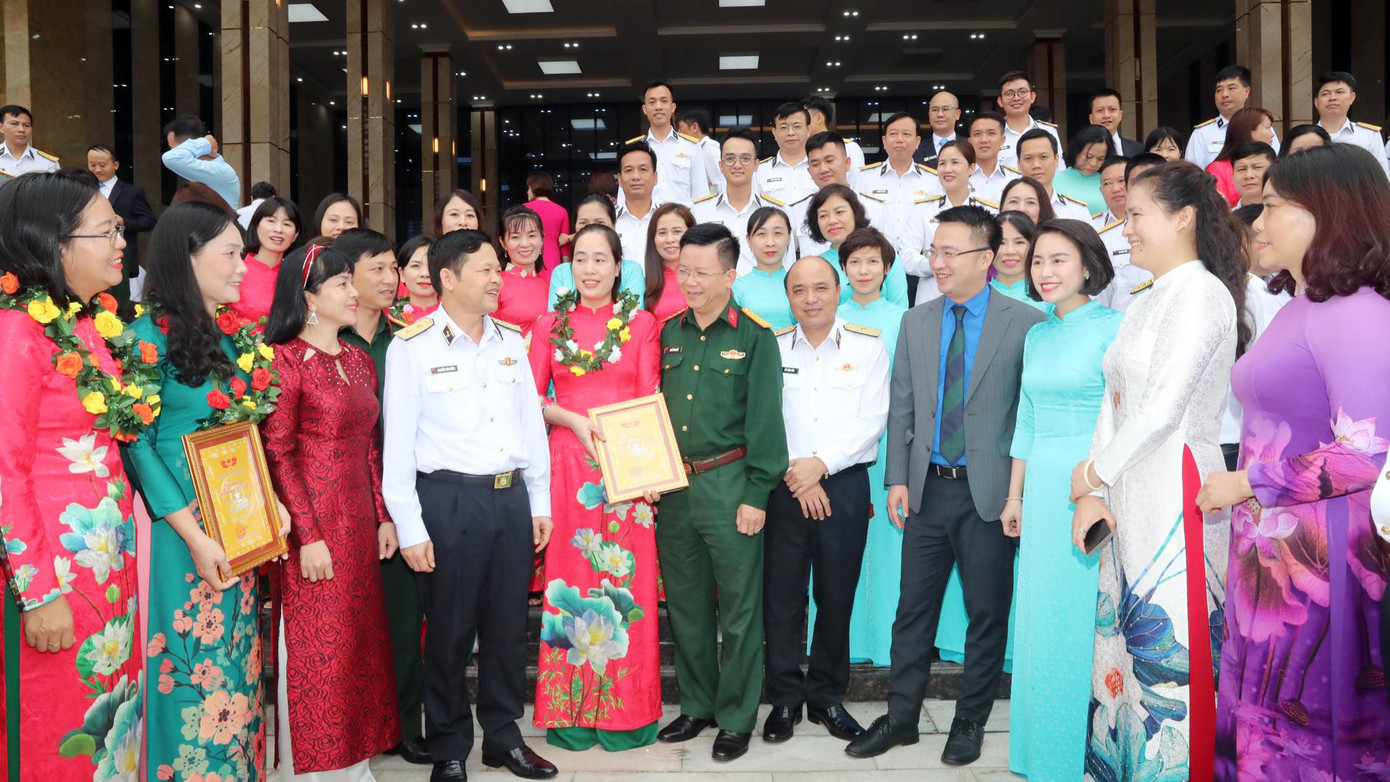 Các đại biểu giao lưu với những gương mặt trẻ tiêu biểu, những cán bộ công đoàn, phụ nữ xuất sắc tiêu biểu trong lực lượng hải quân. Các đại biểu giao lưu với những gương mặt trẻ tiêu biểu, những cán bộ công đoàn, phụ nữ xuất sắc tiêu biểu trong lực lượng hải quân.