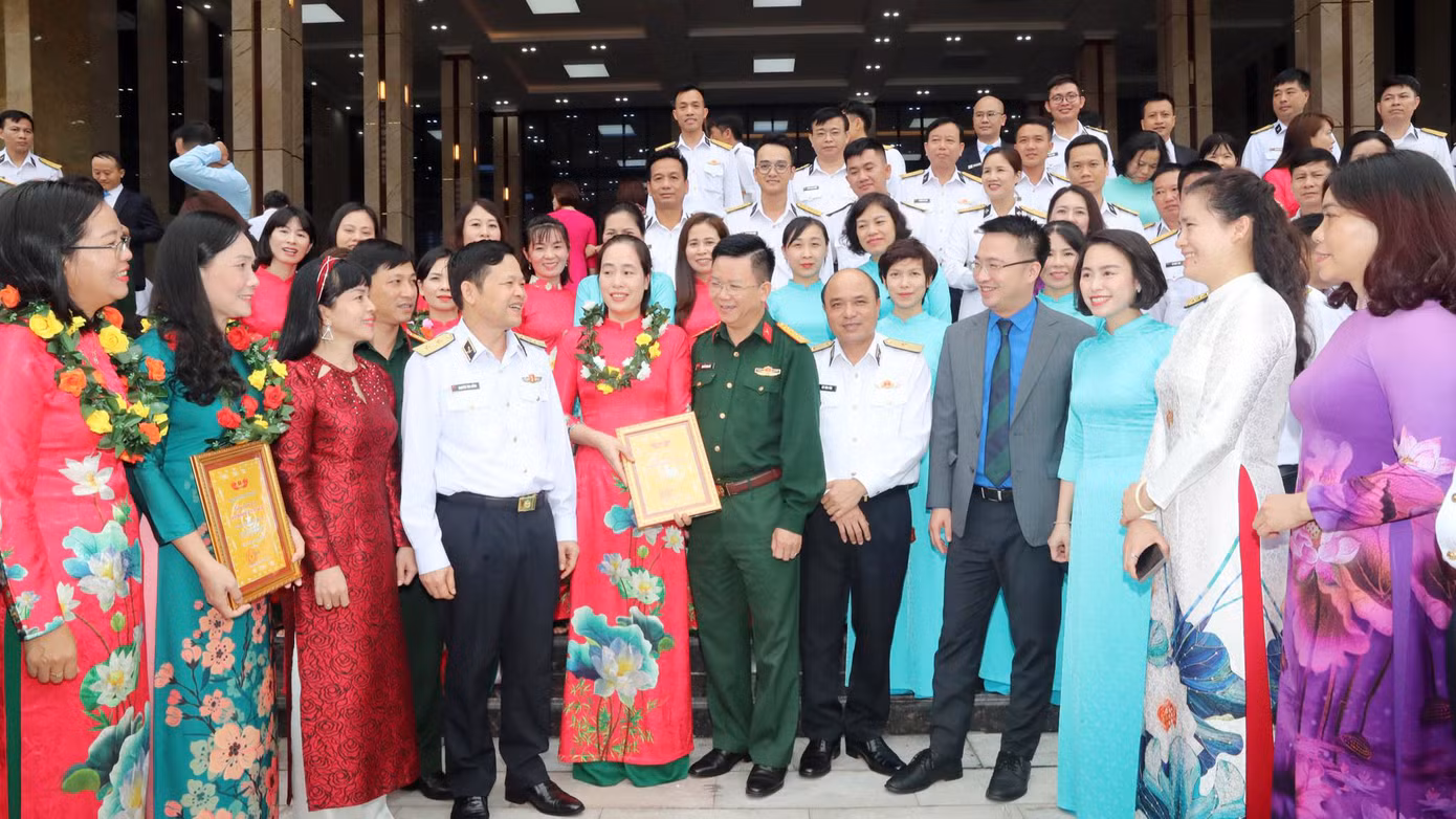 Các đại biểu giao lưu với những gương mặt trẻ tiêu biểu, những cán bộ công đoàn, phụ nữ xuất sắc tiêu biểu trong lực lượng hải quân. Các đại biểu giao lưu với những gương mặt trẻ tiêu biểu, những cán bộ công đoàn, phụ nữ xuất sắc tiêu biểu trong lực lượng hải quân.