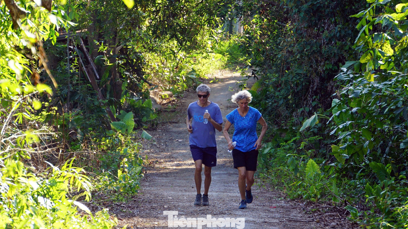 Cũng theo ghi nhận của PV Tiền Phong, đầu tháng 10, Cát Bà đã đón khách du lịch trở lại, đặc biệt khởi động cao điểm mùa du lịch Thu - Đông đón khách quốc tế đến Vườn quốc gia, tham quan, nghỉ dưỡng, ngắm vịnh trên biển.