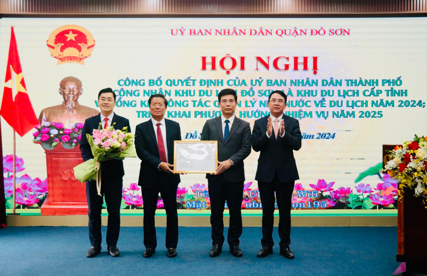 Ông Lê Khắc Nam trao duyệt định, tặng hoa chúc mừng lãnh đạo quận Đồ Sơn. Ông Lê Khắc Nam trao duyệt định, tặng hoa chúc mừng lãnh đạo quận Đồ Sơn.