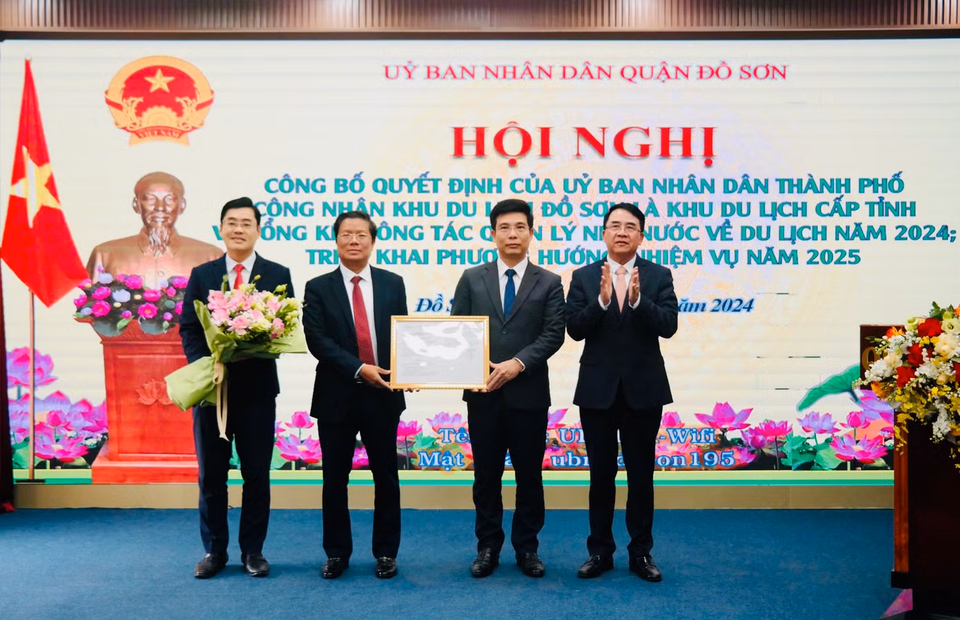 Ông Lê Khắc Nam trao duyệt định, tặng hoa chúc mừng lãnh đạo quận Đồ Sơn.