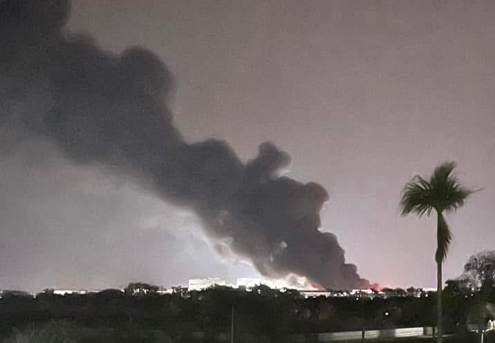 Cột khói đen cao hàng chục mét bao trùm một khu vực rộng lớn ở KCN Tràng Duệ, TP Hải Phòng. Cột khói đen cao hàng chục mét bao trùm một khu vực rộng lớn ở KCN Tràng Duệ, TP Hải Phòng.