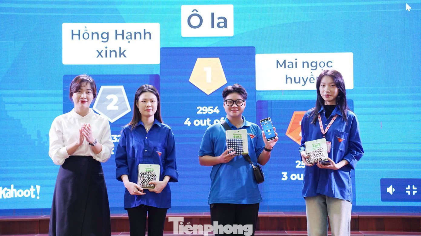 Nhiều bạn trẻ nhận được những phần quà ý nghĩa của ban tổ chức sau mỗi phần thi.