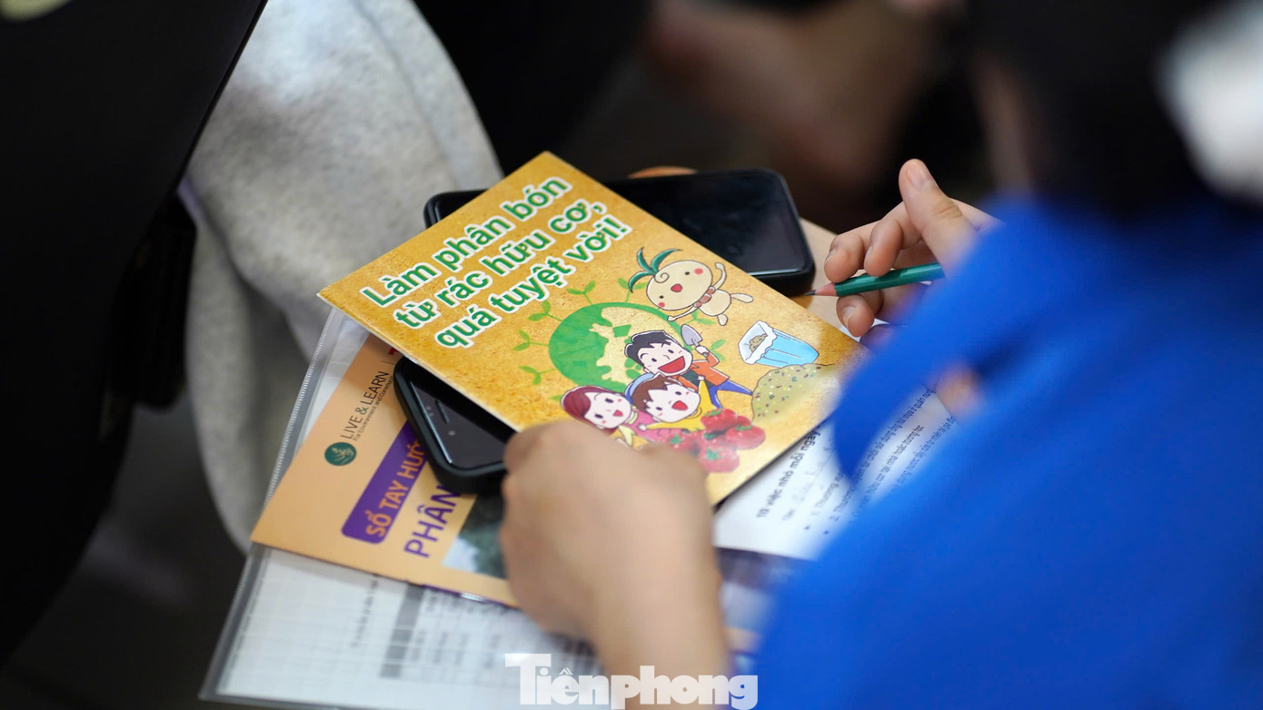 Thông qua tài liệu kiến thức, kỹ năng phân loại rác được ban tổ chức chuẩn bị, các bạn trẻ chỉ cần mất 15 phút có thể hiểu kiến thức về quy định pháp luật mới, cách phân loại, thu gom, xử lý rác thải tại chính gia đình mình.