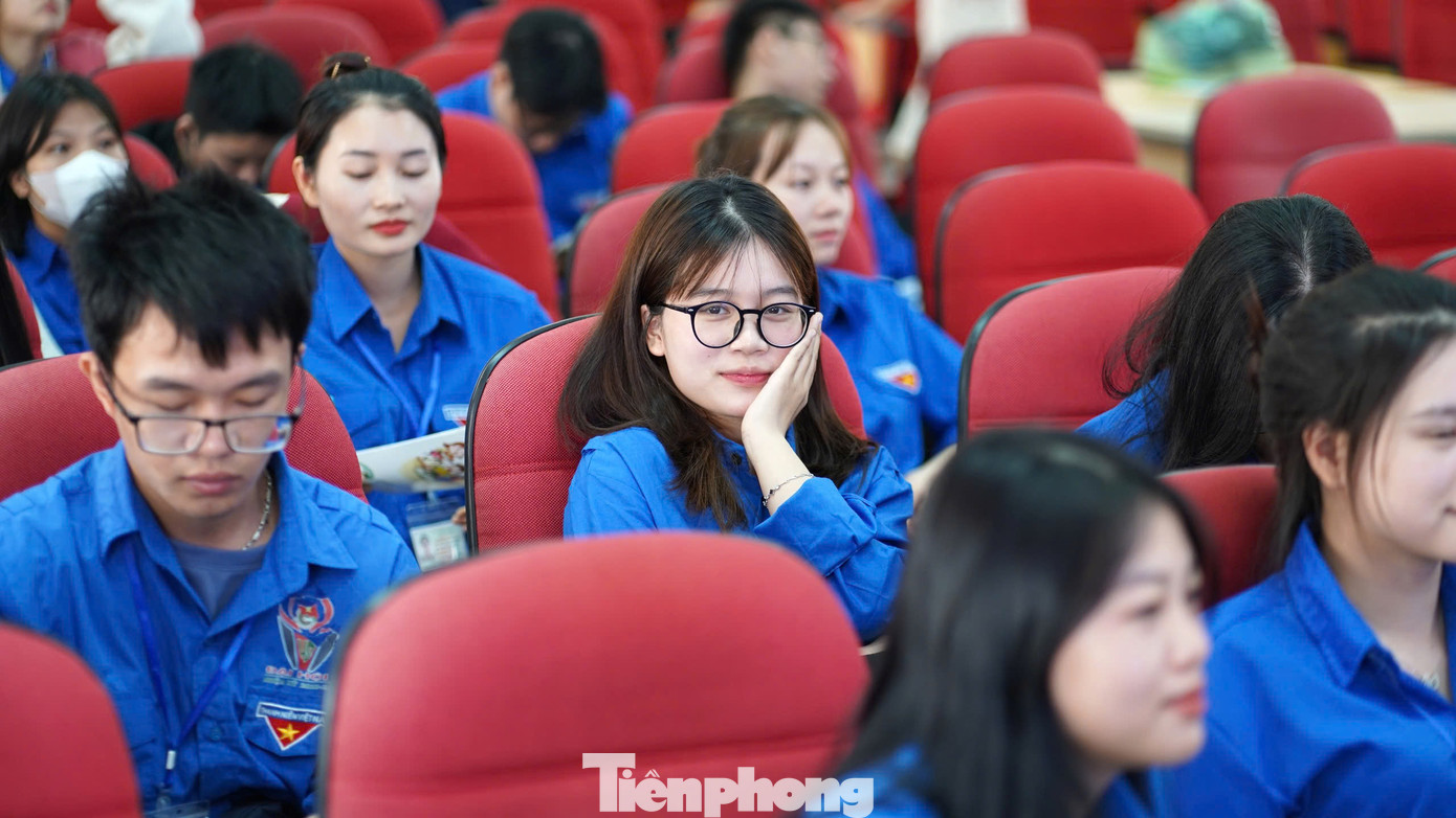 Ông Hà nhấn mạnh vai trò của các tổ dân phố, các tổ chức chính trị - xã hội như: Hội phụ nữ, Hội cựu chiến binh, Hội người cao tuổi, Đoàn viên thanh niên các cấp... Trong đó, vai trò của đoàn viên thanh niên rất lớn, với sức trẻ, sự năng động, các bạn sẽ là lực lượng tiên phong, đi đầu trong việc phân loại rác, bảo vệ môi trường rồi lan tỏa tới gia đình, bạn bè, nhà trường...