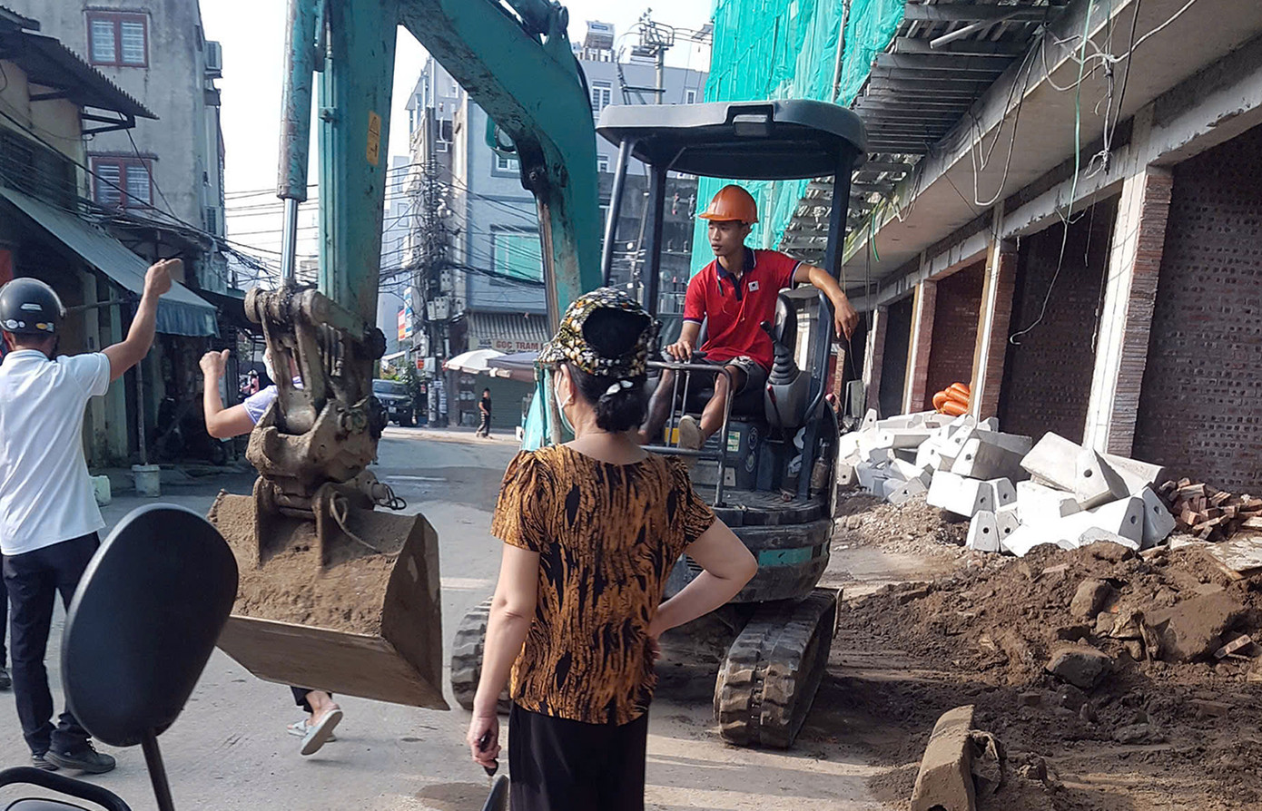 Người dân ngõ 440 Chợ Hàng (quận Lê Chân) ngăn chặn công nhân thi công dự án vì phát hiện dấu hiệu vi phạm, lấn chiếm lòng đường, vỉa hè.