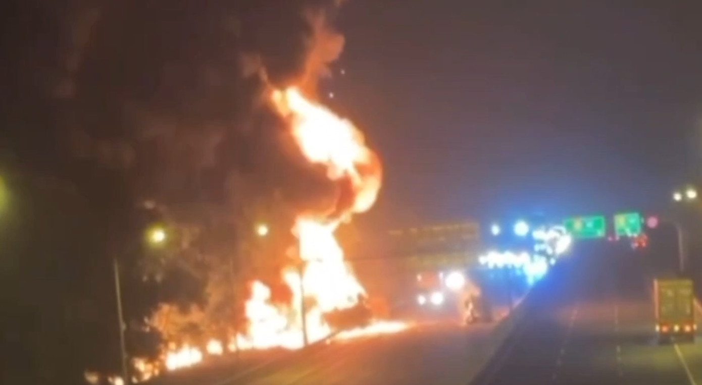 Hiện trường vụ xe bồn chở xăng gặp sự cố, bốc cháy trên cao tốc Hà Nội - Hải Phòng. Hiện trường vụ xe bồn chở xăng gặp sự cố, bốc cháy trên cao tốc Hà Nội - Hải Phòng.