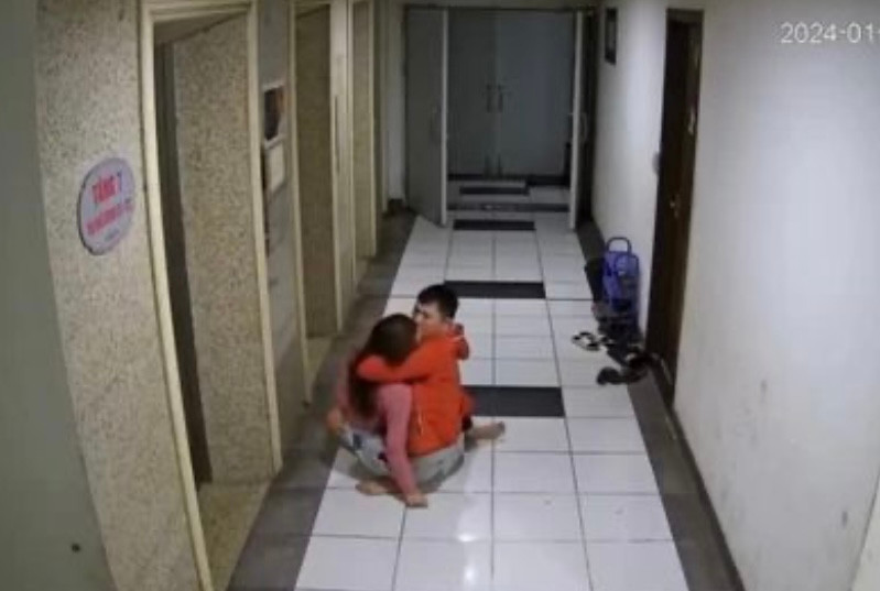 Camera ghi lại cảnh được cho là người chồng đưa vợ đi cấp cứu. Ảnh: Từ cắt từ clip