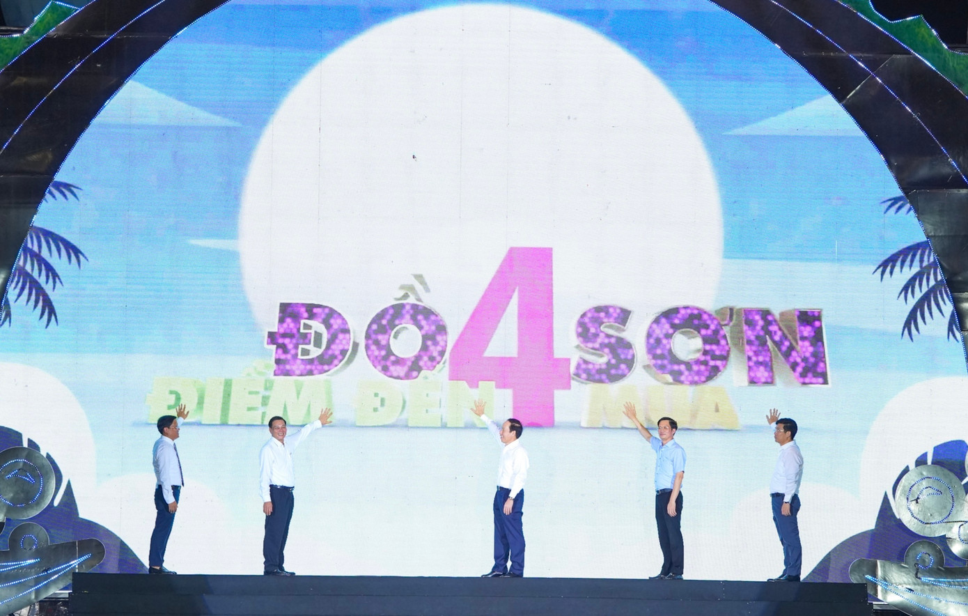 Các đại biểu ấn nút khởi động Liên hoan du lịch Đồ Sơn 2024.