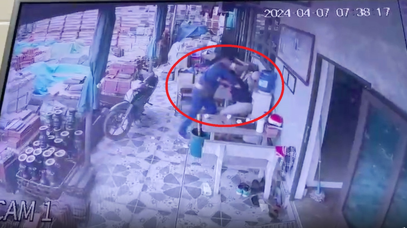 Hình ảnh ghi lại thời điểm xảy ra sự việc. Ảnh: Cắt từ clip Hình ảnh ghi lại thời điểm xảy ra sự việc. Ảnh: Cắt từ clip