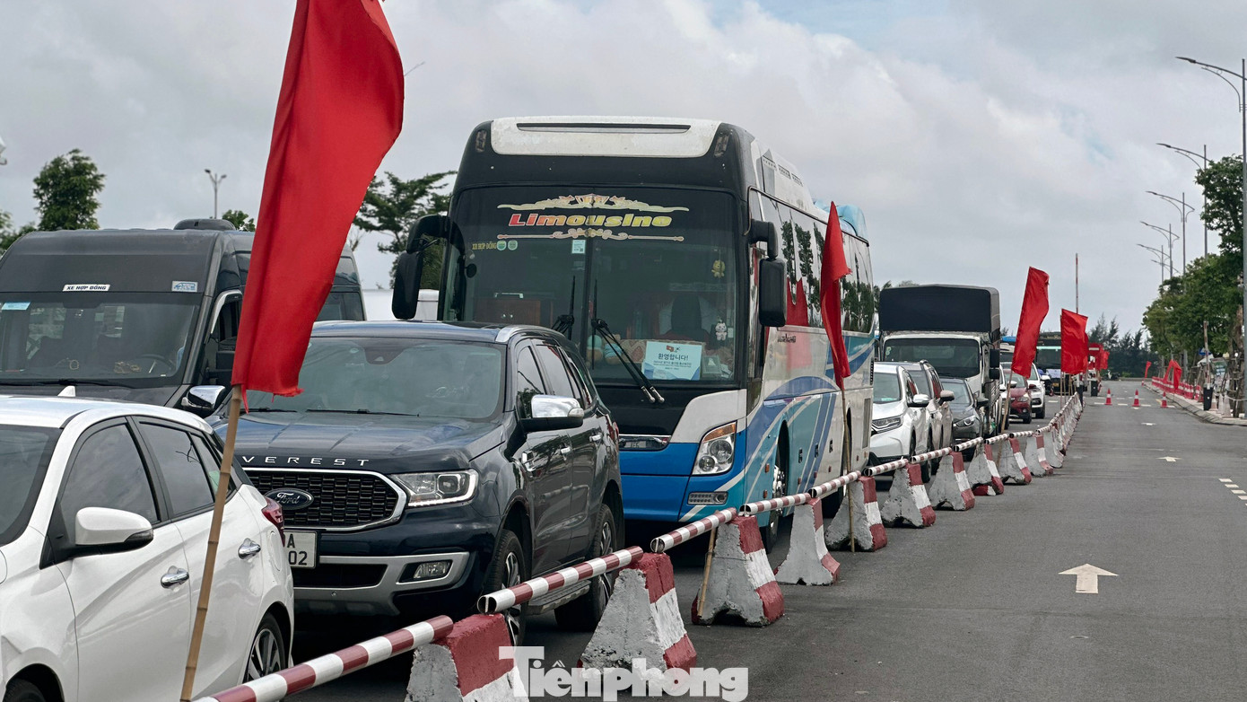 Phương tiện xếp hàng dài chờ lên phà ra đảo Cát Bà. Phương tiện xếp hàng dài chờ lên phà ra đảo Cát Bà.