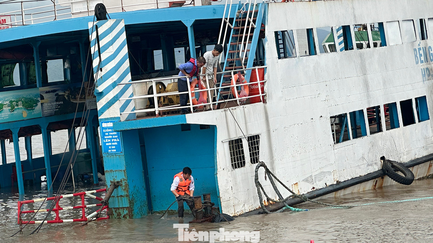 Lực lượng cứu hộ tổ chức triển khai các biện pháp cứu hộ. Một hành khách đi chuyến phà cho biết, rất may khi cập bến, các phương tiện và du khách đã kịp thời lên phà sau đó phà này gặp sự cố nên không có thiệt hại về người và tài sản. Lực lượng cứu hộ tổ chức triển khai các biện pháp cứu hộ. Một hành khách đi chuyến phà cho biết, rất may khi cập bến, các phương tiện và du khách đã kịp thời lên phà sau đó phà này gặp sự cố nên không có thiệt hại về người và tài sản.