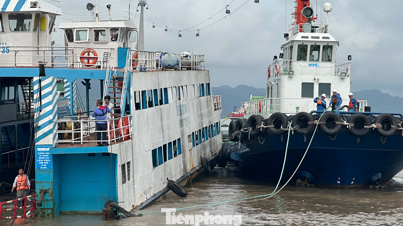 Một tàu cứu hộ được huy động đến khu vực phà gặp sự cố để triển khai các biện pháp khắc phục. Một tàu cứu hộ được huy động đến khu vực phà gặp sự cố để triển khai các biện pháp khắc phục.