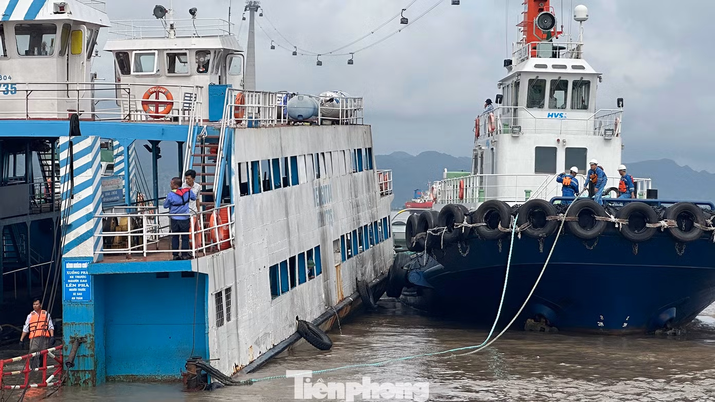Lực lượng chức năng tổ chức các biện pháp khắc phục sự cố phà trên bến Đồng Bài.
