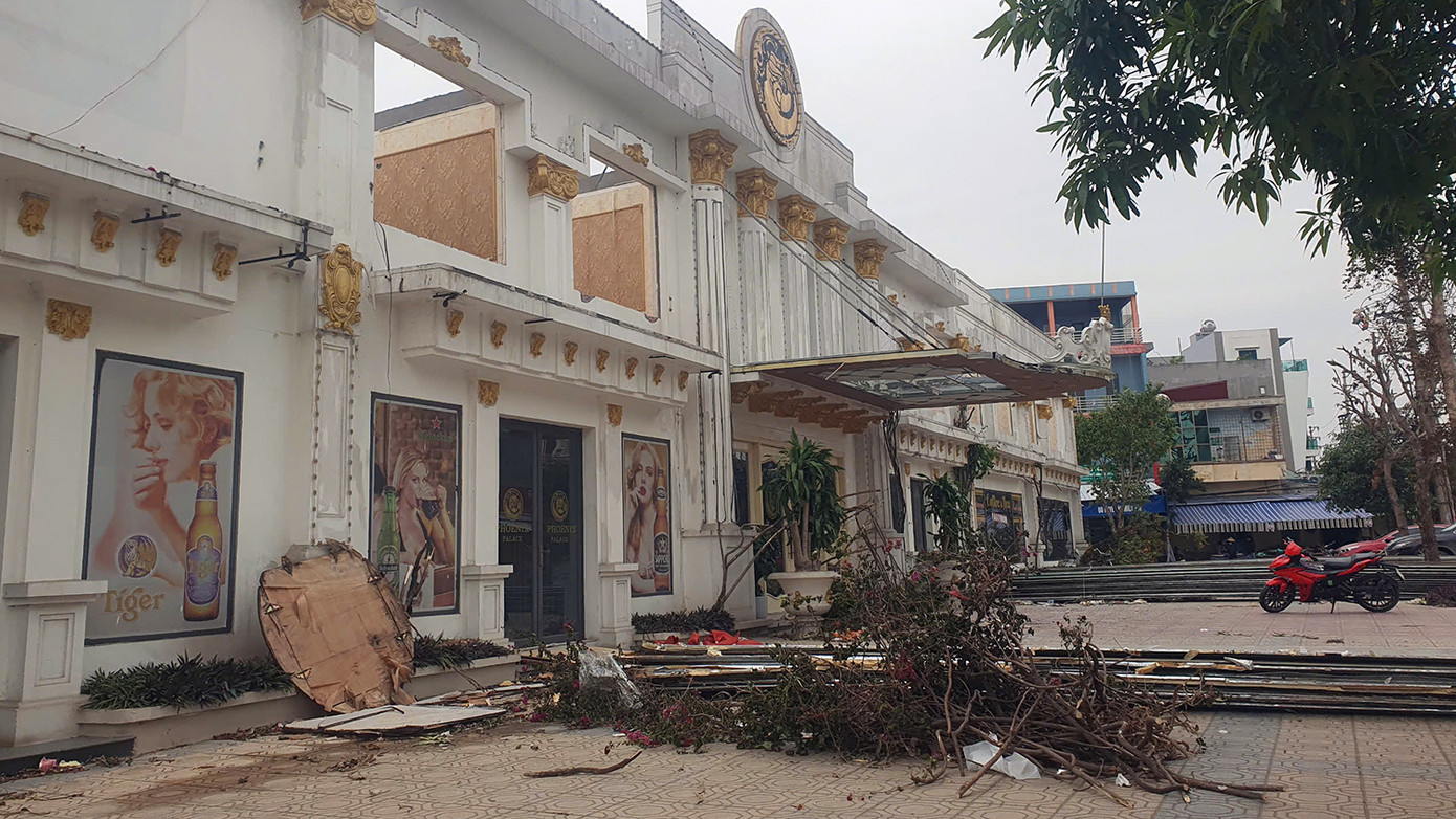 Tổ hợp nhà hàng, trung tâm tổ chức sự kiện, quán karaoke, cà phê xây dựng trái phép đang được tháo dỡ.