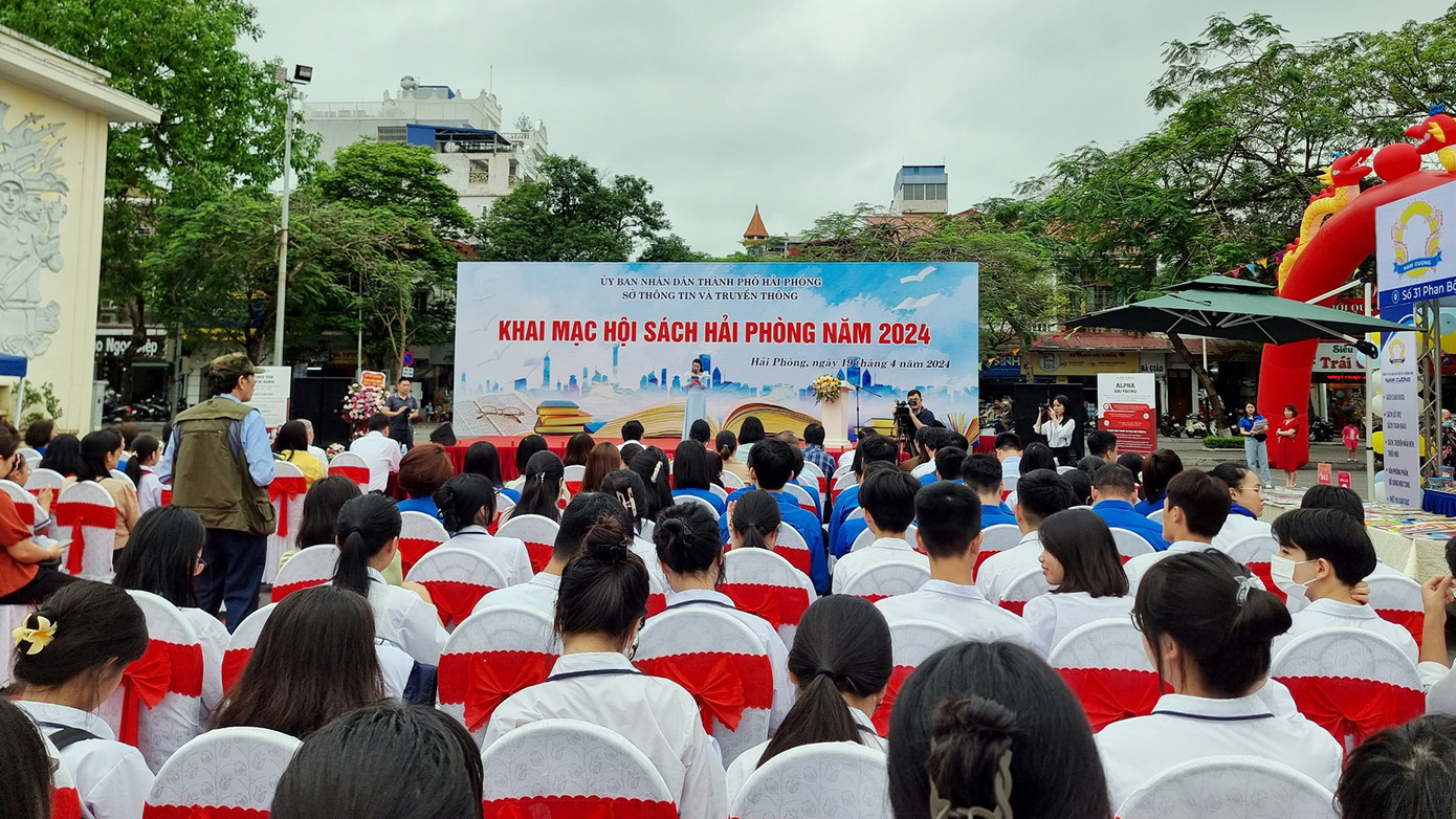 Sáng 19/4, Sở Thông tin và Truyền thông (TT&amp;TT) Hải Phòng phối hợp với Thành Đoàn, Sở GD&amp;ĐT, Sở Văn hóa và Thể thao thành phố tổ chức Hội sách Hải Phòng 2024. Năm nay là năm thứ 10 thành phố Cảng hưởng ứng Ngày sách trên địa bàn thành phố nhằm nối tiếp truyền thống hiếu học, trọng tri thức của dân tộc.