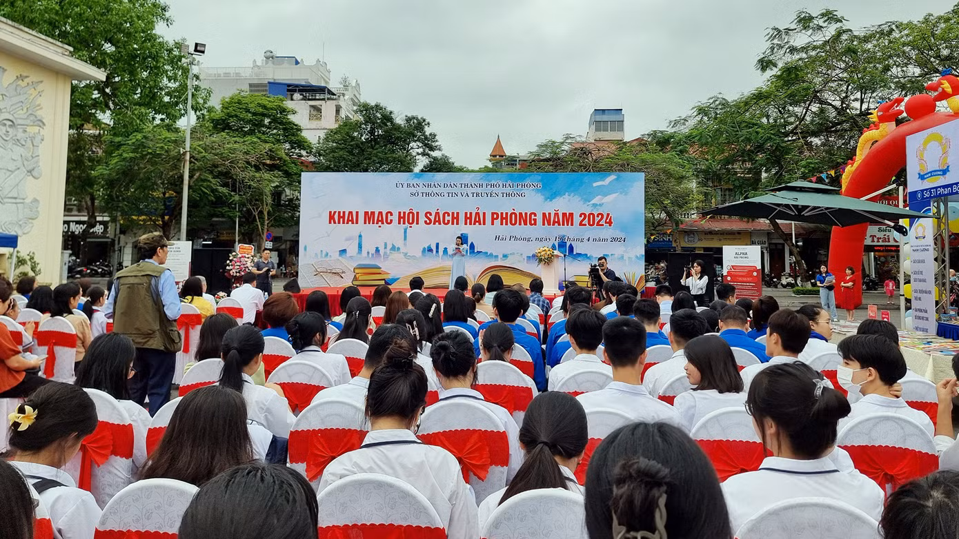 Sáng 19/4, Sở Thông tin và Truyền thông (TT&amp;TT) Hải Phòng phối hợp với Thành Đoàn, Sở GD&amp;ĐT, Sở Văn hóa và Thể thao thành phố tổ chức Hội sách Hải Phòng 2024. Năm nay là năm thứ 10 thành phố Cảng hưởng ứng Ngày sách trên địa bàn thành phố nhằm nối tiếp truyền thống hiếu học, trọng tri thức của dân tộc.
