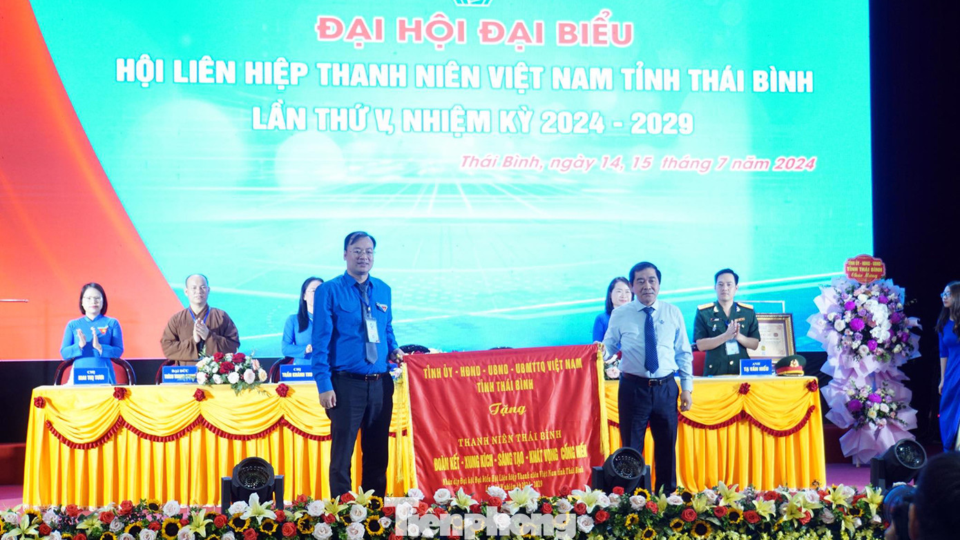 Ông Nguyễn Tiến Thành – Phó Bí thư Thường trực Tỉnh ủy, Chủ tịch HĐND tỉnh Thái Bình tặng Ủy ban Hội LHTN Việt Nam tỉnh Thái Bình bức trướng.