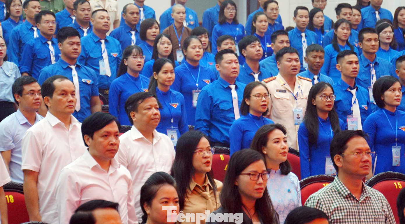 Các đại biểu chính thức dự Đại hội thực hiện nghi lễ chào cờ.