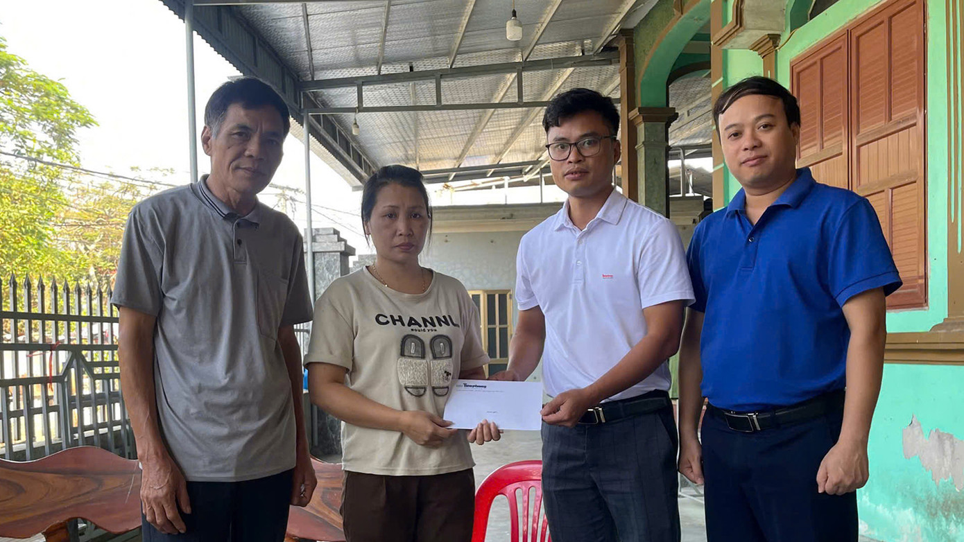 Đại diện Báo Tiền Phong và Huyện Đoàn Thanh Miện thăm hỏi, chia sẻ với gia đình chị An Thị Dung ở xã Cao Thắng (Thanh Miện, Hải Dương). Đại diện Báo Tiền Phong và Huyện Đoàn Thanh Miện thăm hỏi, chia sẻ với gia đình chị An Thị Dung ở xã Cao Thắng (Thanh Miện, Hải Dương).