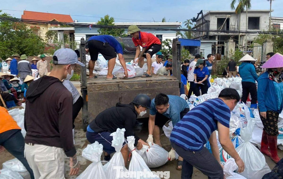 Trước đó, liên tiếp trong nhiều ngày kể từ thời điểm bão số 3 đổ bộ đến những ngày cao điểm mưa lũ, hàng trăm lượt cán bộ, quân đội, công an, đoàn viên thanh niên, người dân trên địa bàn được huy động ngày đêm khẩn cấp đắp đê ngăn lũ tràn vào khu dân cư.