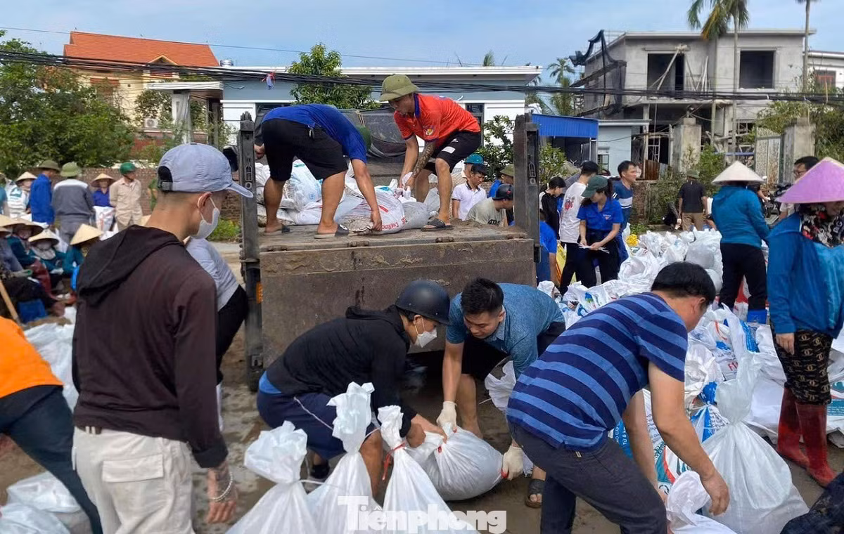 Trước đó, liên tiếp trong nhiều ngày kể từ thời điểm bão số 3 đổ bộ đến những ngày cao điểm mưa lũ, hàng trăm lượt cán bộ, quân đội, công an, đoàn viên thanh niên, người dân trên địa bàn được huy động ngày đêm khẩn cấp đắp đê ngăn lũ tràn vào khu dân cư.